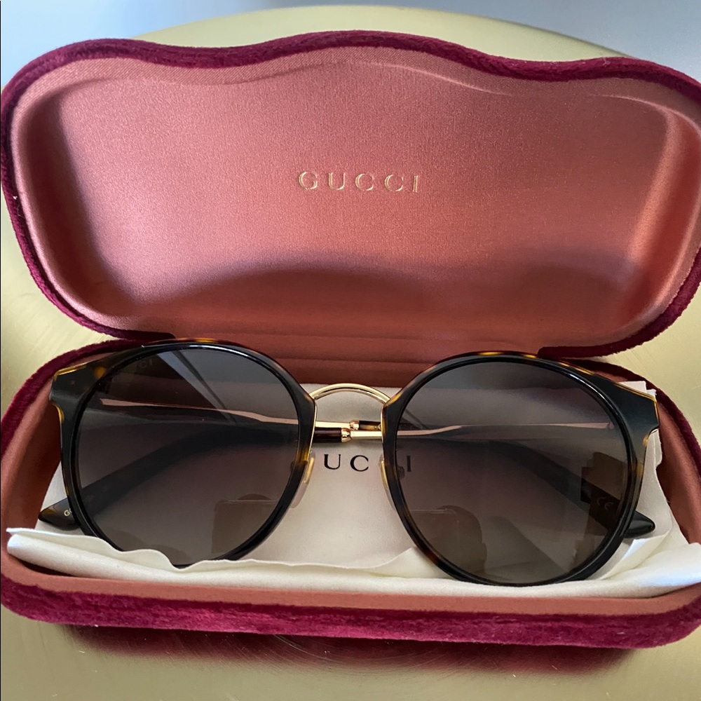 Gucci round Sunglasses In Havana/gold frame gradient lenses.